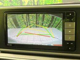 【バックカメラ】駐車時に後方がリアルタイム映像で確認できます。大型商業施設や立体駐車場での駐車時や、夜間のバック時に大活躍！運転スキルに関わらず、今や必須となった装備のひとつです！