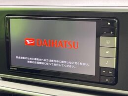 【純正ナビ】人気の純正ナビを装備しております。ナビの使いやすさはもちろん、オーディオ機能も充実！キャンプや旅行はもちろん、通勤や買い物など普段のドライブも楽しくなるはず♪