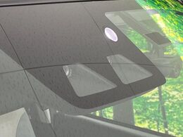 【スマートアシスト】走行中に前方の車両等を認識し、衝突しそうな時は警報とブレーキで衝突回避と被害軽減をアシスト。より安全にドライブをお楽しみいただけます。