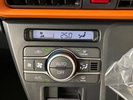 【オートエアコン】一度お好みの温度に設定すれば、車内の温度を検知し風量や温度を自動で調整。暑い…寒い…と何度もスイッチ操作をする必要はありません。快適な車内空間には必須の機能ですね♪