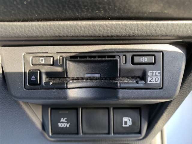 【ETC2.0装着車】カーナビと連携させることで全国の「ITSスポット」と双方向通信し渋滞を回避するルートを案内します。情報配信を受けるたびに最速のルートを再検索。料金所もストレスなく通過できます。