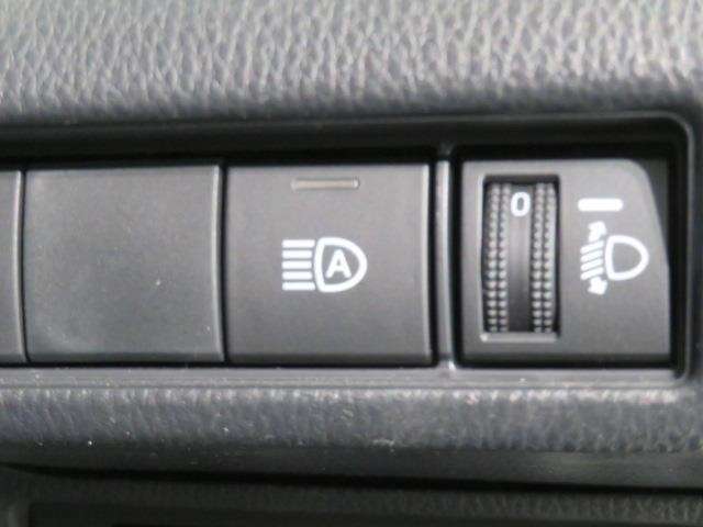 オートマチックハイビームとは、先行車や対向車のライトを認識し、ハイビームとロービームを自動で切り替える機能です。夜道の視界を確保します。詳細は販売店スタッフまでおたずねください。