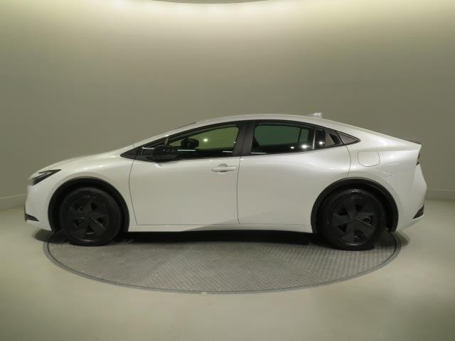 「サイドフォルム」です。流れるようなボディラインが魅力的ですよね。乗降しやすそうなのが、わかりますよね。