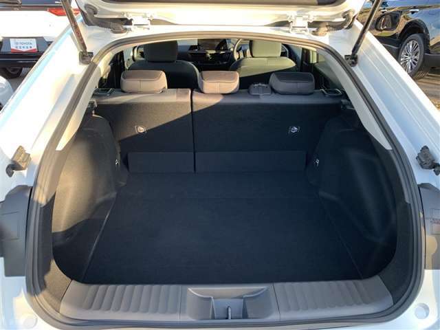 分割可倒式シートです。片方を倒して、長い荷物も積めちゃいます。両方倒せば、大きなラゲッジスペースが出現します。