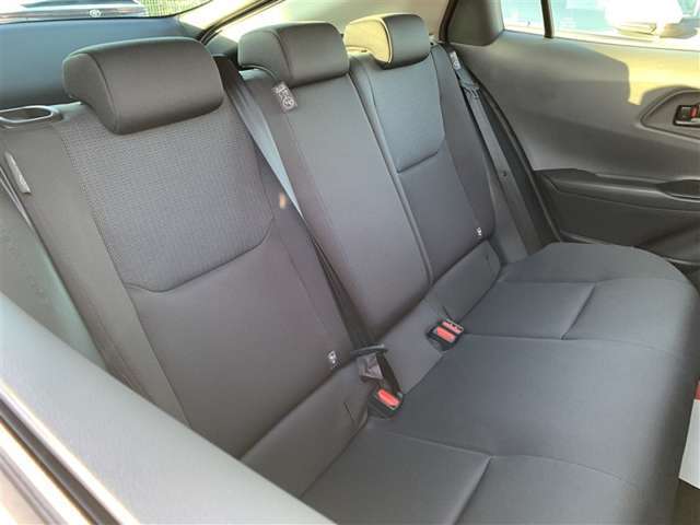 【後部座席】も当然、綺麗・清潔に仕上げております。内装の綺麗なお車は気持ちが良いですし、コンディションのいい車が多いです。これもオススメの1台です。