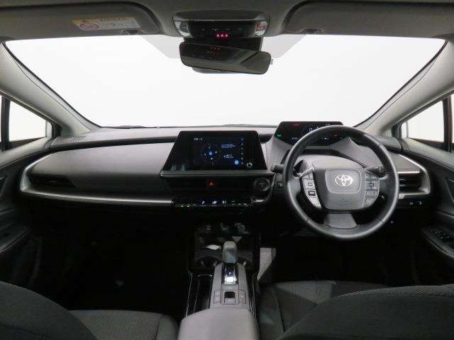 シンプルながら機能性あふれる運転席廻りです。視界性もよく、運転しやすいですよ。