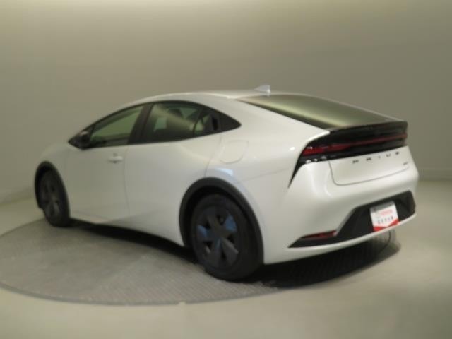 ハイブリッドならではの装備。EVスイッチを押すとモーターのみの走行ができますよ。モーターで駆動するのでガソリンエンジンと比べると静かなので、早朝や深夜など大きな音を出さずに運転できます。