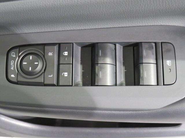 パワーウィンドのスイッチです。運転席に座りながら、助手席や後席の窓を開け閉めできるので大変便利ですよ。