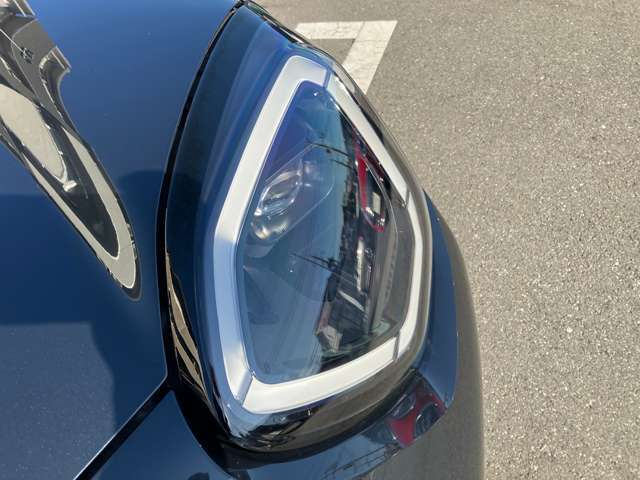 LEDヘッドライト＆フロントフォグランプ　キセノンに比べて明るさと照射範囲が向上し、消費電力も低減のため省燃費に貢献。周囲のリング部分はデイライトとして日中ヘッドライトOFF時も点灯します。
