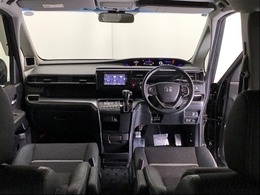 パーキングブレーキはフット式なので運転席と助手席の間はすっきり、移動も楽々です。さっと手が届く位置にATセレクトレバーやエアコンスイッチなどがあり操作性に優れています