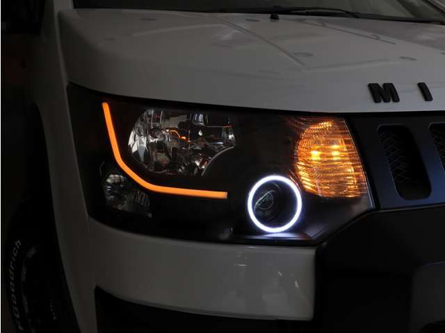 ファイバーLED部分はウィンカー連動となっており先進的でオシャレな印象を与えてくれます。