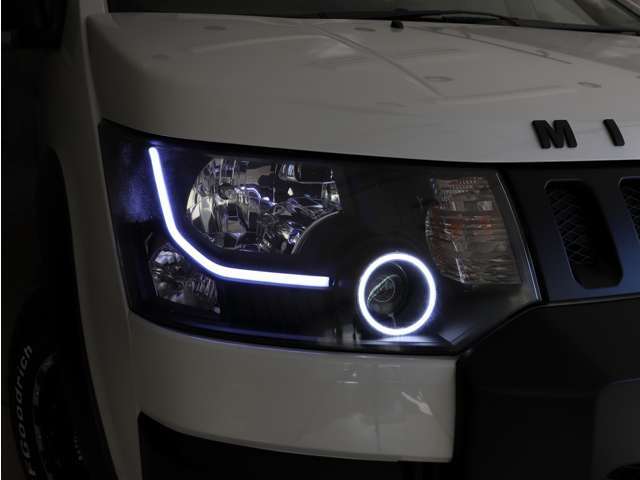 インナーブラック左右イカリング＆ファイバーLEDライト付ヘッドライトを装着しました。