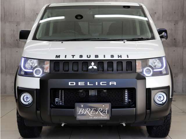 フロントビューは純正ホワイトパールカラーとマットブラックで塗り分け、オシャレなフロントビューに仕上がっております。