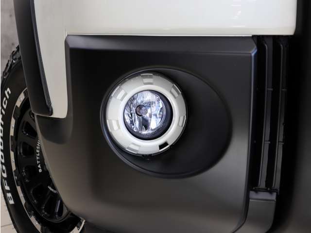 フォグランプ周りはボディ同色ホワイトパールカラーで塗装し塗り分けしております。