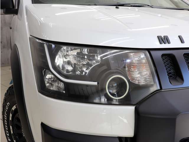 ヘッドライトのインナー部分もブラックにペイント済みで、引き締まった印象を与えてくれます。ヘッドライトレンズ部分も黄ばみや曇り等無く大変キレイな状態を保っております。