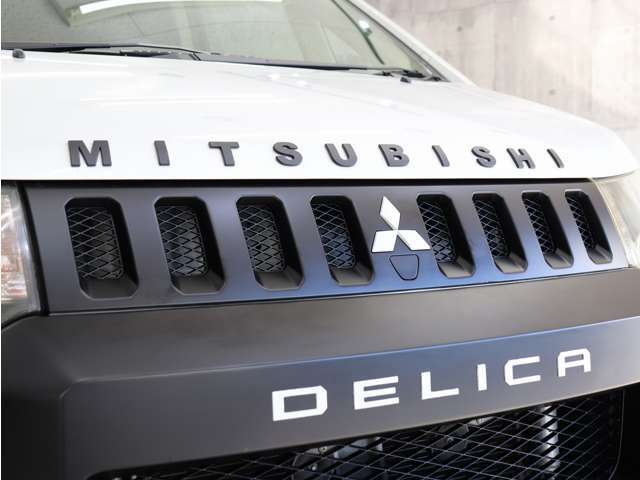 グリル上部に人気のクラシックMITSUBISHIエンブレムを装着し、ブラック塗り分けペイントで当店こだわりのカスタムを施しております。