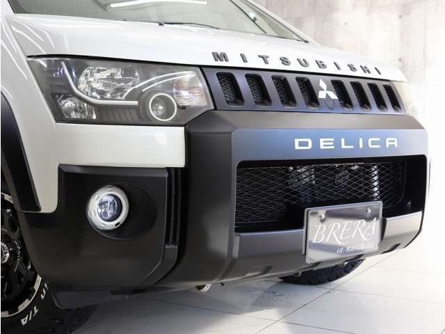 フロントバンパーもブラックにリペイントを施し、ノーマルのデリカD5とは違うオシャレでアクティブな雰囲気に仕上がっております！