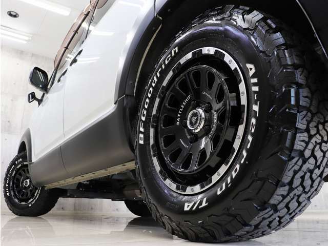 新品社外アルミホイールに新品BFグッドリッチオールテレーンホワイトレタータイヤを装着しアクティブな雰囲気に仕上がりました。