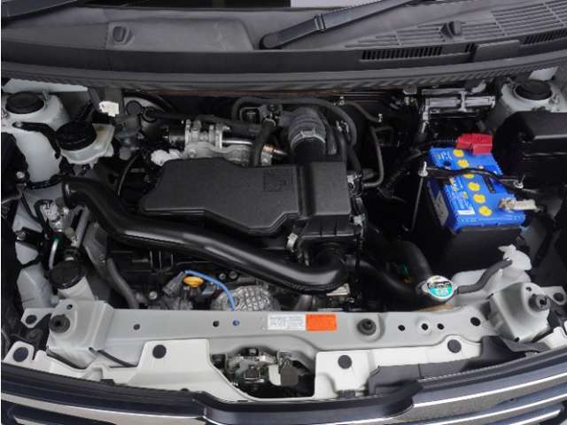 エンジンは車の心臓部分です。このエンジンルームが汚いとトラブルの基になります。当店は専用の液剤を使って徹底的に綺麗にします。