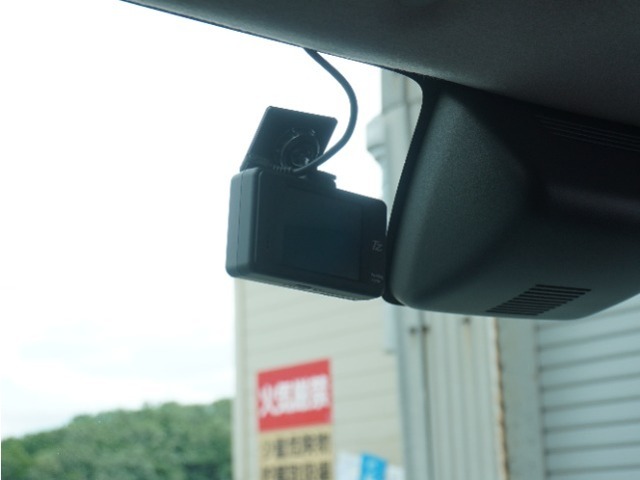 ◆ドライブレコーダー◆映像・音声などを記録する自動車用の装置です。　もしもの事故の際の記録はもちろん、旅行の際の思い出としてドライブの映像を楽しむことができます。