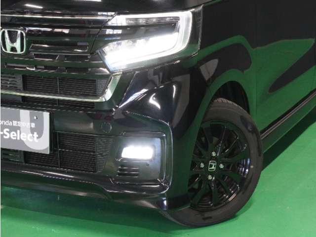 【ヘッドライト】省電力で長寿命の明るく運転しやすいLEDヘッドランプです。明るく照らすので暗い夜道からお客様を守ってくれます。