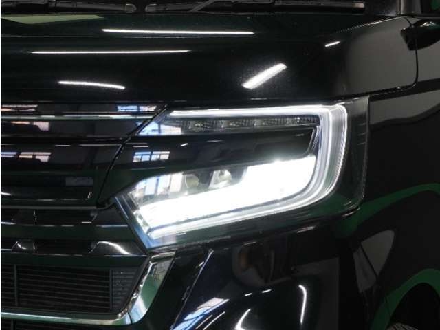 【ヘッドライト】省電力で長寿命の明るく運転しやすいLEDヘッドランプです。明るく照らすので暗い夜道からお客様を守ってくれます。