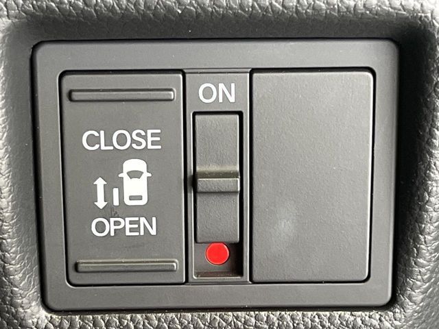 【パワースライドドア】スマートキーや運転席のスイッチでスライドドアの開閉が可能♪電動だから力を入れてドアを開ける必要が無く、小さいお子様でも、重い荷物を持っている時もラクに開け閉めできます♪