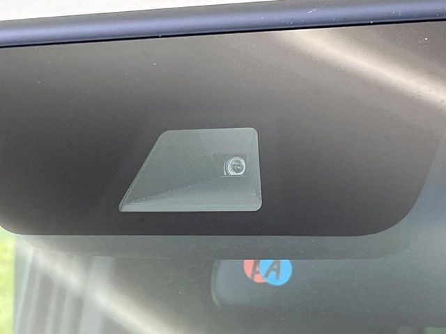 【ホンダセンシング】走行中に前方の車両等を認識し、衝突しそうな時は警報とブレーキで衝突回避と被害軽減をアシスト。より安全にドライブをお楽しみいただけます。
