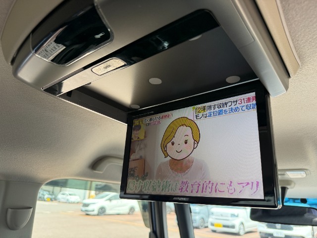社外のフリップダウンモニターを装着しています