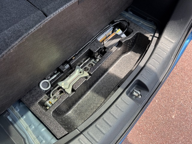 荷台下に工具類が収納されています。