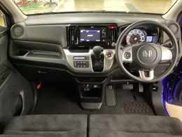 車内は光触媒抗菌消臭施工済です。スタイリッシュなデザインでスポーティなインパネ周りを演出します。グローブボックスやカップホルダーのほかにトレーなどたくさんの収納スペースが付いています。
