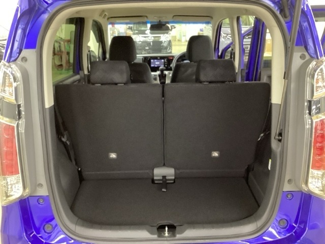 開口部も広く荷物の積み下ろしもしやすいお車となっております。シートを前方にスライドさせれば、さらに荷室を広げられます。また、床下にも収納スペースがあります。