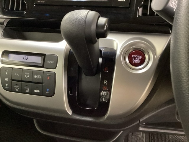 CVT車のセレクトレバーです。低速から高速まで、変速ショックのないスムーズな走りを実現するとともに、エンジン効率のよい領域を維持することで燃費にも貢献します。