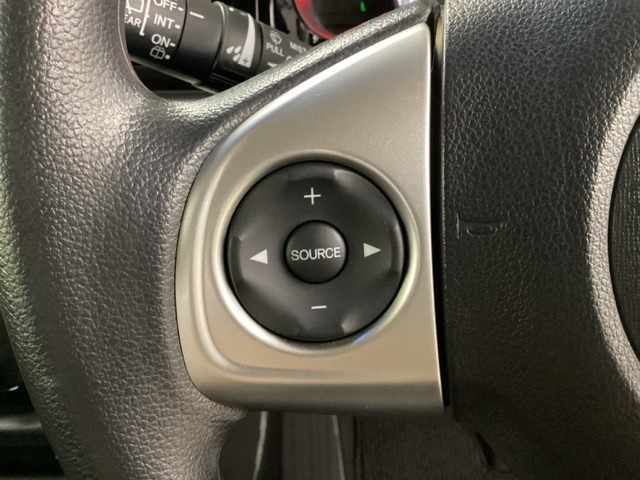 ステアリングスイッチがついていますので、オーディオのチャンネル変更、ボリューム、ジャンル変更が操作可能です。ハンドルから手を離さず安全に操作できます。