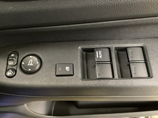 ハンドルの右側に電動格納付きパワーミラーの操作スイッチがついています。左右のサイドミラーの角度調節も微調整ができて便利です。パワーウインドウは運転席でドア4枚とも上下の操作ができるようになっています。