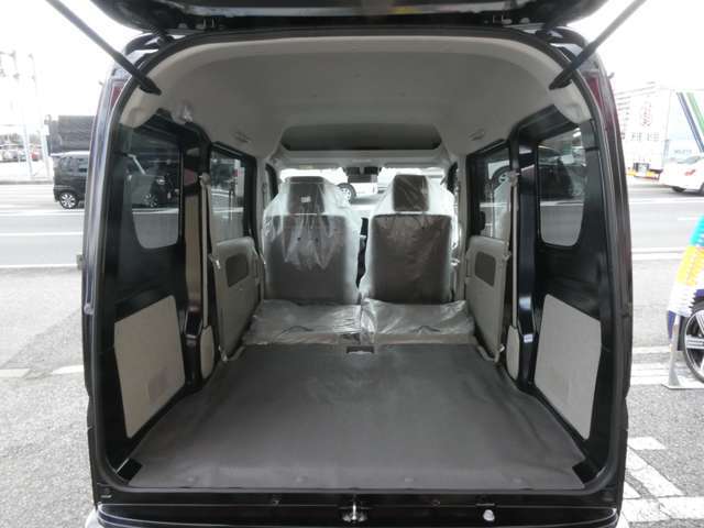 シート倒す事で荷物の量などでによってアレンジが可能です♪間口も広いので高さのある物や長物も楽々収納☆