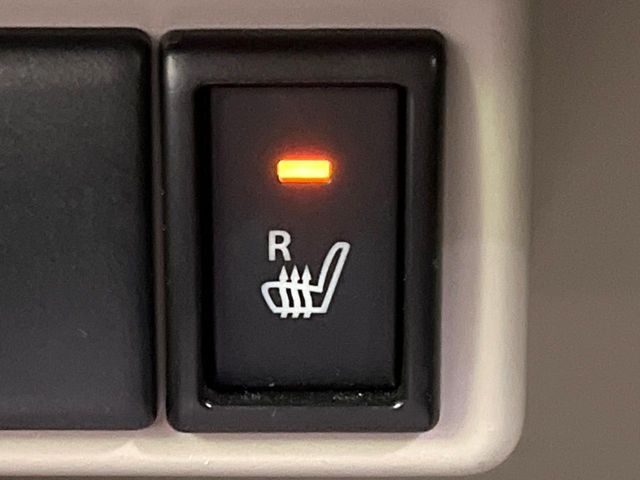 【シートヒーター】寒い日に重宝するシートヒーター！エアコンより早く温まってくれるので寒がりの人も安心ですね♪エアコンの温風は乾燥するから苦手、という方にもをおすすめです。