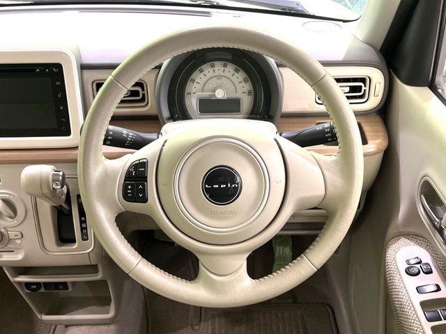 インテリアに合わせたデザインのステアリングは、運転される方のことも考え、運転しやすい形状、大きさです。是非一度、実際に触ってお確かめください。