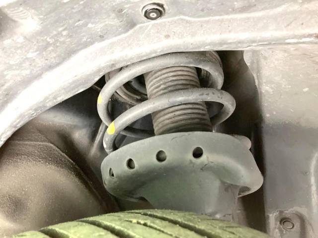 お車を安心してお乗りいただく為には、足回りの定期点検が欠かせません。サービスサポート（有償保証）では無料点検もご提供しており、安心のカーライフをお過ごしいただけるサポート体制が整っています。