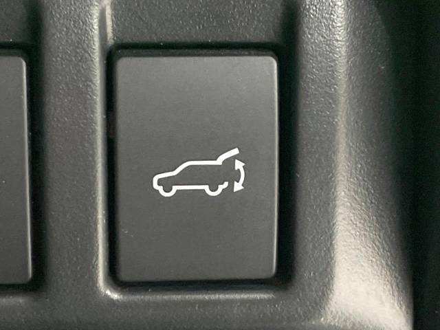 【パワーバックドア】スマートキーや運転席のボタンを押すだけでリアゲートが自動で開閉します！荷物を持っている時や、高い位置にあるバックドアを閉める際に便利な機能です♪