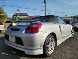 ミッドシップスポーツMR2の後継車にあたるのがMR-S。MR2同様にリヤミッドシップであることに変わりはないが、そのボディはオープンタイプとされた。