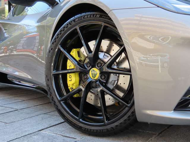 ○20インチ軽量Vスポーク鍛造アロイホイール(グロスブラック)○ブレーキキャリパー(イエロー)○Michelin Pilot Sport Cup 2 LTS タイヤ