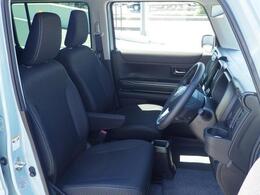 フロントシート。乗り降りのしやすい大きな間口に解放感のある室内空間で窮屈感を感じさせません。