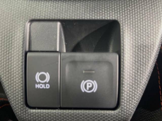 【電動パーキングブレーキ】パーキングブレーキは便利な電動式！ボタン一つで操作でき、アクセルを踏めば自動で解除されます♪レバーやペダルが無いので運転席廻りもすっきりしますね♪