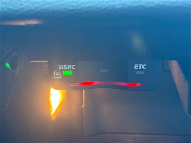 【ETC車載器】を装備しておりますので、ご納車直後からの遠距離ドライブも可能です。土日の利用料金の割引や、朝夕の通行料金を割引料金で高速道路をお楽しみいただけます。