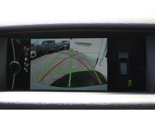 パーキングサポートパッケージ！リバースに連動し、車両後方の映像をカメラでディスプレイに表示致します。更にはコーナーセンサーと連動し、交代時の安全をサポート致します。