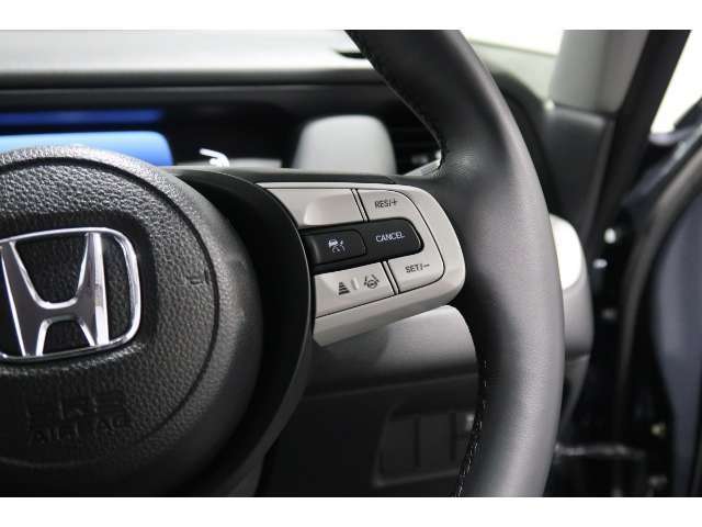 Hondaセンシングの機能のひとつ、アダプティブクルーズコントロール付！アクセルから足を離しても設定したスピードと前車との車間を保ち走行してくれます！車線維持もアシスト☆高速道路で疲労軽減ですね☆