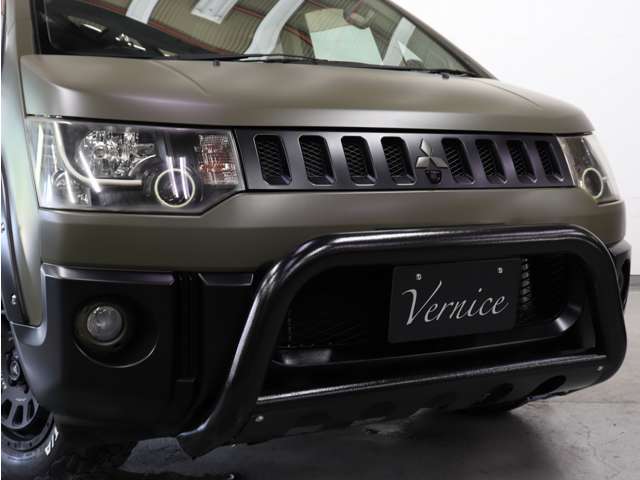 より迫力のある印象のフロントフェイスを演出しております。