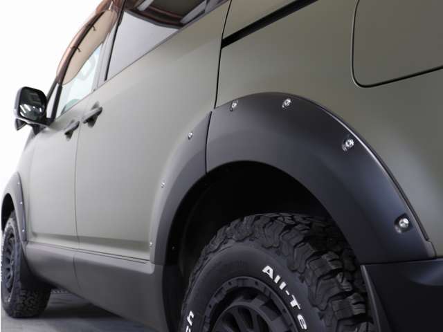 新品オーバーフェンダーを装着しサイドから見てもボリューミーな印象を与えてくれています。