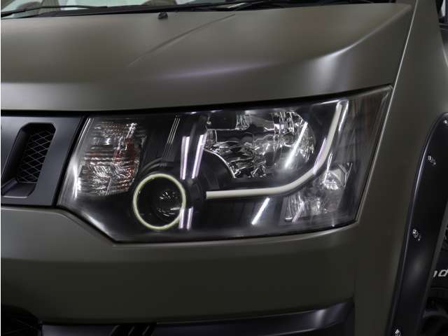 ヘッドライトレンズ部分も黄ばみや曇り等無くキレイな状態を保っております。ヘッドライトの内部もブラックにペイント済みです。